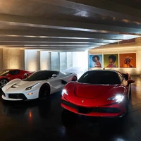 Garasi pun dihiasi lukisan-lukisan. Di sini lah, tiga Ferrari mereka terparkir. (Foto: Dok. Architectural Digest/Frank Frances Studio)
