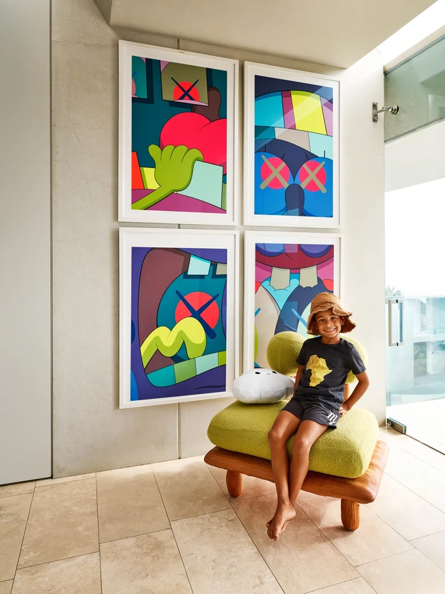 Salah satu karya seni yang dikoleksi Alicia Keys dan Swizz Beatz dibuat oleh seniman Kaws. (Foto: Dok. Architectural Digest/Frank Frances Studio)