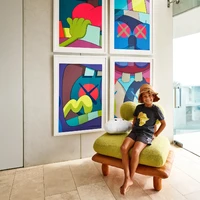 Salah satu karya seni yang dikoleksi Alicia Keys dan Swizz Beatz dibuat oleh seniman Kaws. (Foto: Dok. Architectural Digest/Frank Frances Studio)