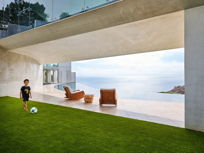 Halaman yang cukup luas dan kolam renang bergaya infinity tool yang menyajikan panorama nan dramatis menjadi daya tarik tersendiri. (Foto: Dok. Architectural Digest/Frank Frances Studio)