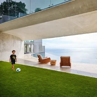 Halaman yang cukup luas dan kolam renang bergaya infinity tool yang menyajikan panorama nan dramatis menjadi daya tarik tersendiri. (Foto: Dok. Architectural Digest/Frank Frances Studio)
