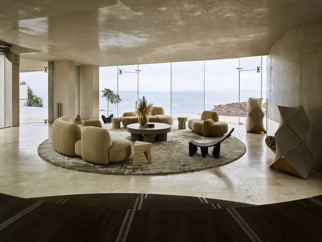 Di dalam rumah, Alica dan suami memenuhi rumahnya dengan interior bergaya kontemporer. Warna-warna alam yang kalem menciptakan atmosfer yang menenangkan.  (Foto: Dok. Architectural Digest/Frank Frances Studio)