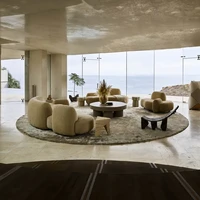 Di dalam rumah, Alica dan suami memenuhi rumahnya dengan interior bergaya kontemporer. Warna-warna alam yang kalem menciptakan atmosfer yang menenangkan.  (Foto: Dok. Architectural Digest/Frank Frances Studio)