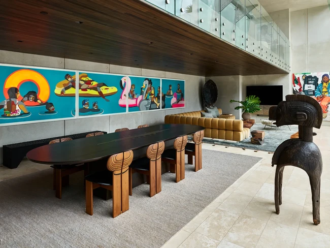 Pasangan yang telah dikaruniai dua anak ini juga hobi mengoleksi benda seni, mulai dari lukisan, fotografi, hingga patung. Rumahnya terasa seperti galeri seni. (Foto: Dok. Architectural Digest/Frank Frances Studio)
