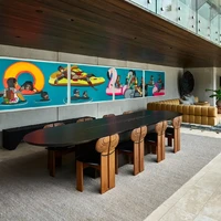 Pasangan yang telah dikaruniai dua anak ini juga hobi mengoleksi benda seni, mulai dari lukisan, fotografi, hingga patung. Rumahnya terasa seperti galeri seni. (Foto: Dok. Architectural Digest/Frank Frances Studio)