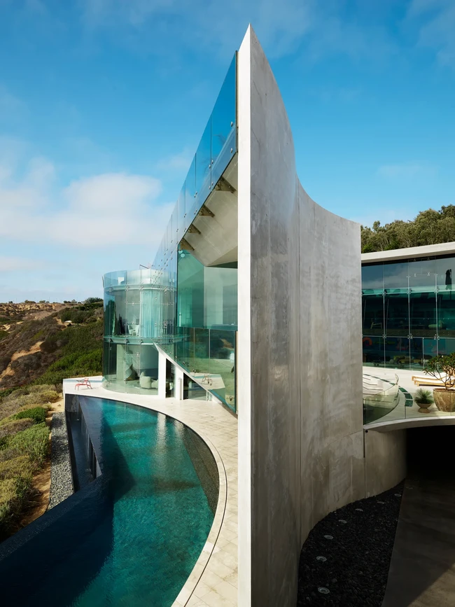Dijuluki Razor House, rumah tersebut berdiri di tepi tebing San Diego yang langsung berbatasan dengan Samudra Pasifik. Terbuat dari beton dan elemen kaca yang mendominasi, rumah bergaya arsitektur modern ini disebut-sebut sebagai bangunan yang menginspirasi bentuk rumah Tony Stark di film Iron Man.  (Foto: Dok. Architectural Digest/Frank Frances Studio)