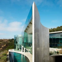 Dijuluki Razor House, rumah tersebut berdiri di tepi tebing San Diego yang langsung berbatasan dengan Samudra Pasifik. Terbuat dari beton dan elemen kaca yang mendominasi, rumah bergaya arsitektur modern ini disebut-sebut sebagai bangunan yang menginspirasi bentuk rumah Tony Stark di film Iron Man.  (Foto: Dok. Architectural Digest/Frank Frances Studio)