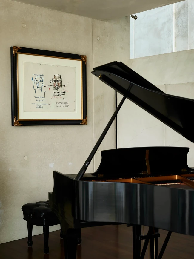 Benda-benda yang memiliki kenangan khusus ikut mempercantik rumahnya. Salah satunya, baby grand piano yang diberikan oleh label rekamannya sebagai hadiah saat Alicia berulang tahun ke-16. Sebuah karya seni Jean-Michel Basquiat di dinding menemani piano tersebut.  (Foto: Dok. Architectural Digest/Frank Frances Studio)