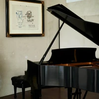 Benda-benda yang memiliki kenangan khusus ikut mempercantik rumahnya. Salah satunya, baby grand piano yang diberikan oleh label rekamannya sebagai hadiah saat Alicia berulang tahun ke-16. Sebuah karya seni Jean-Michel Basquiat di dinding menemani piano tersebut.  (Foto: Dok. Architectural Digest/Frank Frances Studio)