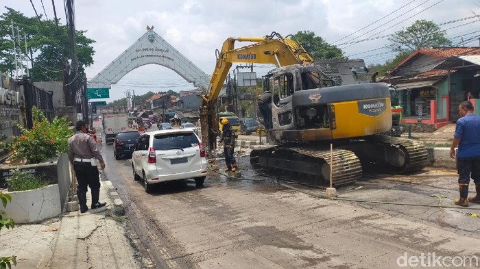 Sebuah excavator terbakar di Sumedang
