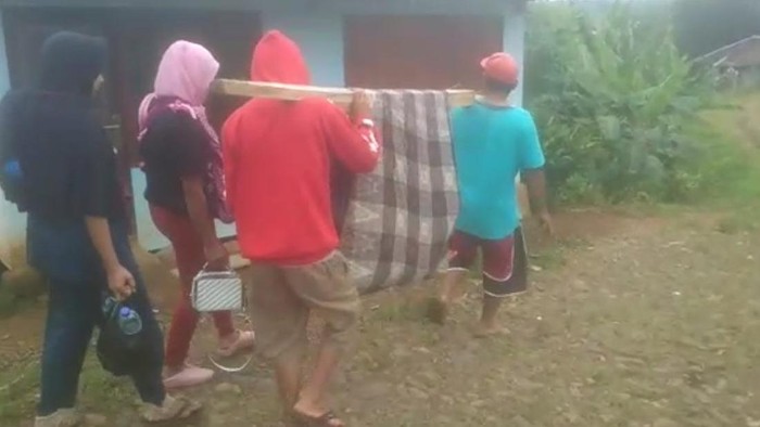Seorang kakek di cianjur ditandu pakai sarung untuk bisa berobat ke puskesmas