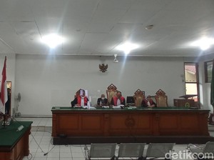 Terbukti Korupsi Bansos COVID-19, Aa Umbara Divonis 5 Tahun Penjara