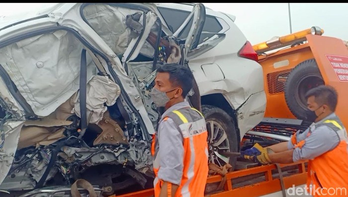 Polisi melakukan evakuasi mobil Vanessa Angel yang mengalami kecelakaan tunggal di Tol Jombang KM 672-400A, Kamis (4/11/2021). Proses evakuasi dilakukan selama 15 menit.