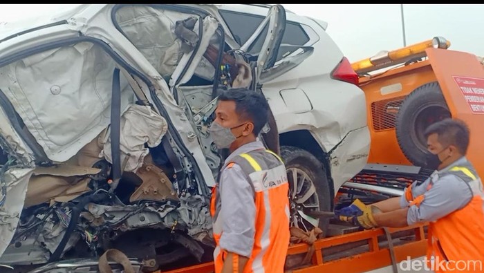 Polisi melakukan evakuasi mobil Vanessa Angel yang mengalami kecelakaan tunggal di Tol Jombang KM 672-400A, Kamis (4/11/2021). Proses evakuasi dilakukan selama 15 menit.
