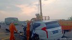Terkini! Mobil Ringsek Vanessa Angel Dievakuasi