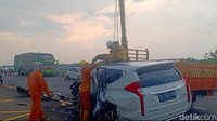 Polisi melakukan evakuasi mobil Vanessa Angel yang mengalami kecelakaan tunggal di Tol Jombang KM 672-400A, Kamis (4/11/2021).
