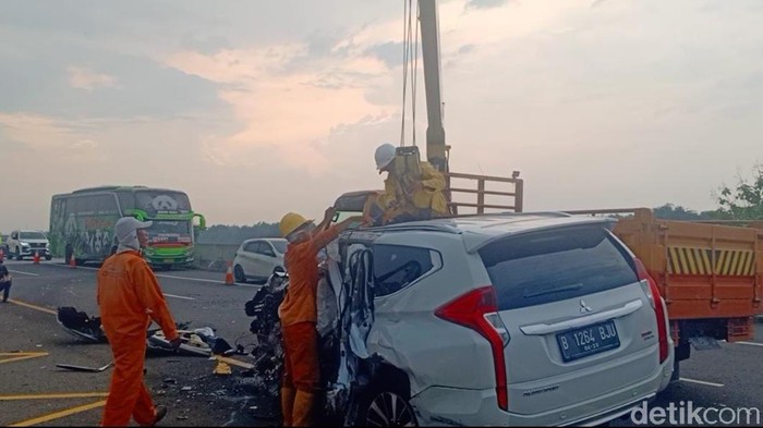 Terkini! Mobil Ringsek Vanessa Dievakuasi Polisi melakukan evakuasi mobil Vanessa Angel yang mengalami kecelakaan tunggal di Tol Jombang KM 672-400A, Kamis (4/11/2021). Proses evakuasi dilakukan selama 15 menit.