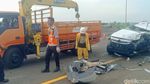 Terkini! Mobil Ringsek Vanessa Angel Dievakuasi