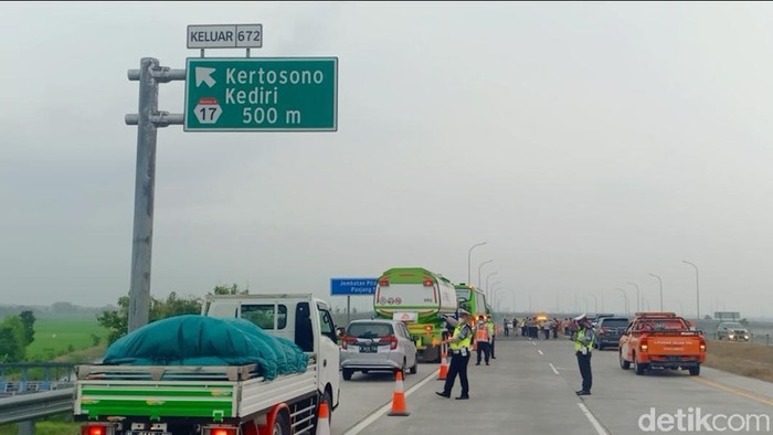 Polisi melakukan evakuasi mobil Vanessa Angel yang mengalami kecelakaan tunggal di Tol Jombang KM 672-400A, Kamis (4/11/2021). Proses evakuasi dilakukan selama 15 menit.