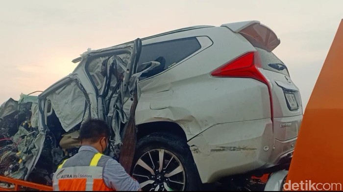 Polisi melakukan evakuasi mobil Vanessa Angel yang mengalami kecelakaan tunggal di Tol Jombang KM 672-400A, Kamis (4/11/2021). Proses evakuasi dilakukan selama 15 menit.