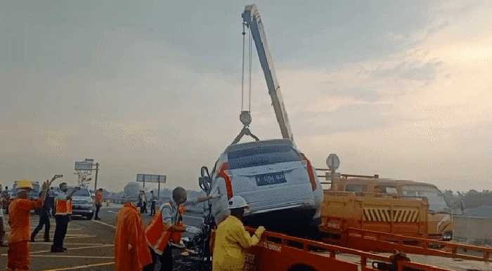Polisi melakukan evakuasi mobil Vanessa Angel yang mengalami kecelakaan tunggal di Tol Jombang KM 672-400A, Kamis (4/11/2021). Proses evakuasi dilakukan selama 15 menit.