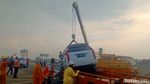 Terkini! Mobil Ringsek Vanessa Angel Dievakuasi