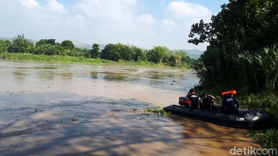 Tim SAR Terus Cari Korban Perahu Tambang Tenggelam di Bengawan Solo