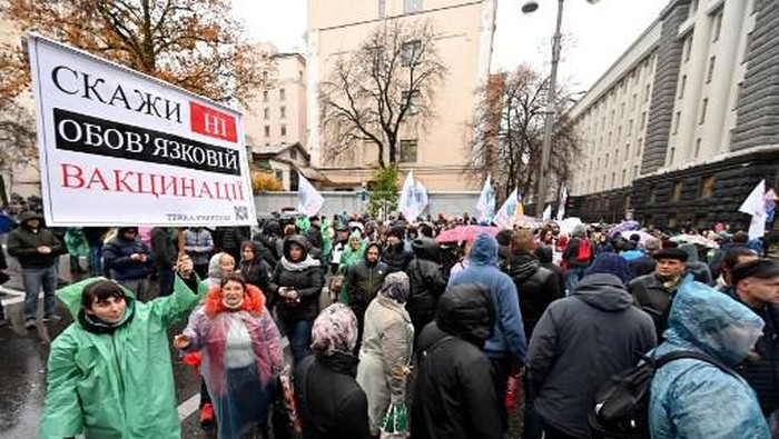 Anti-vaxxers protesters block road traffic as they stage a protest against the Covid quarantine restrictions, outside the Ukrainian parliament in Kiev on November 3, 2021. - On October 01, 2021, with 700 deaths, Ukraine ended up in the latest US and Russian daily reports. The country also reported nearly 29,000 infections per day last week, a record. (Photo by GENYA SAVILOV / AFP)