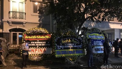 Suasana Rumah Duka Vanessa Angel