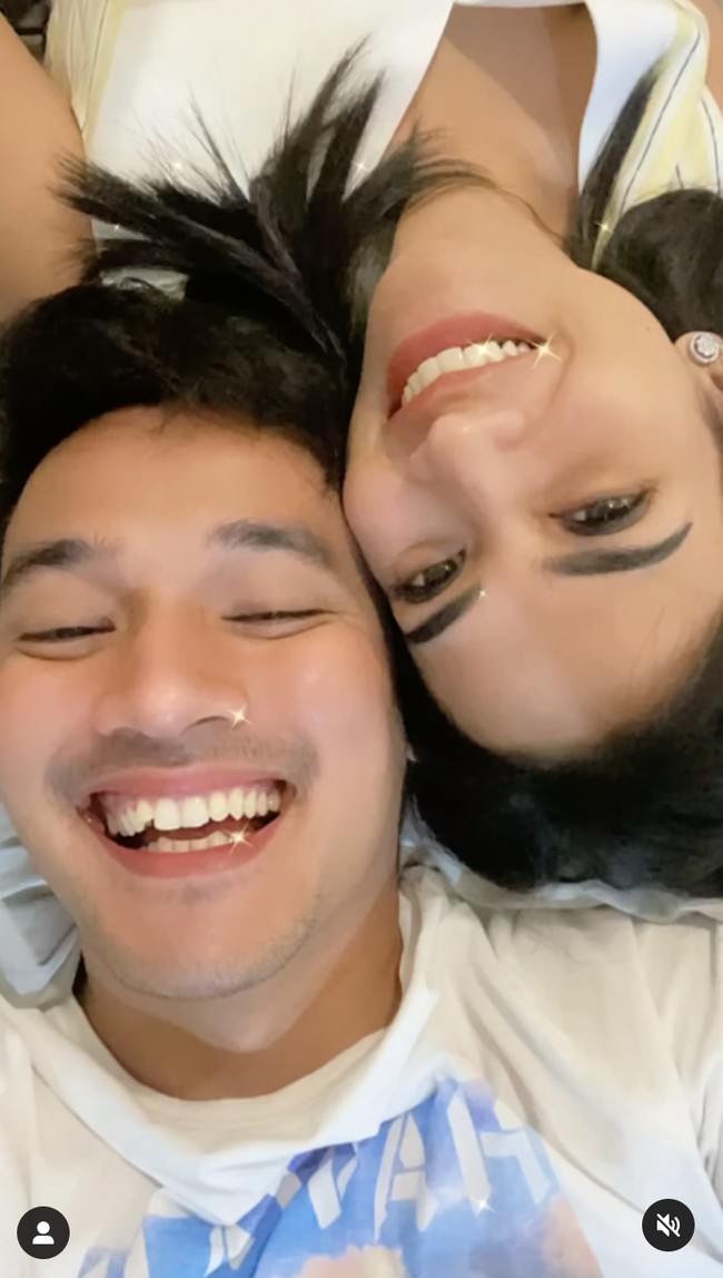 Hubungan cinta Vanessa Angel dengan Bibi, yang memiliki nama asli Febri Andriansyah, itu sempat kandas setelah sang artis ditangkap karena kasus prostitusi. Dalam wawancara dengan Ashanty di YouTube, Bibi mengaku benci tapi kasihan pada Vanessa. “Aku kasihan dia nggak punya siapa-siapa lagi, cuma nomor aku yang dia ingat.Dia neleponin aku, banyak masalah, dia butuh uang buat bayar lawyer, jadi dia butuh aku di samping dia,” kata Bibi, yang sudah memberi Vanessa Angel seorang anak laki-laki.Foto: Instagram