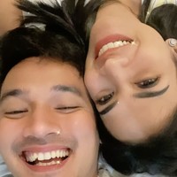 Hubungan cinta Vanessa Angel dengan Bibi, yang memiliki nama asli Febri Andriansyah, itu sempat kandas setelah sang artis ditangkap karena kasus prostitusi. Dalam wawancara dengan Ashanty di YouTube, Bibi mengaku benci tapi kasihan pada Vanessa. “Aku kasihan dia nggak punya siapa-siapa lagi, cuma nomor aku yang dia ingat.Dia neleponin aku, banyak masalah, dia butuh uang buat bayar lawyer, jadi dia butuh aku di samping dia,” kata Bibi, yang sudah memberi Vanessa Angel seorang anak laki-laki.Foto: Instagram