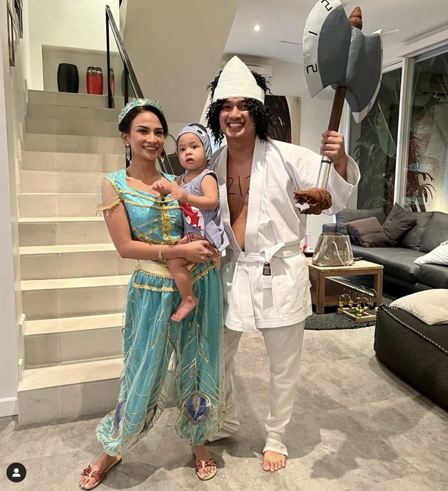 Kini kebersamaan Vanessa Angel dan Bibi Andriansyah serta anak mereka yang baru berusia dua tahun terenggut. Vanessa dan Bibi meninggal dunia setelah mobil yang mereka tumpangi menabrak beton pembatas kiri ruas tol dikarenakan sopir mengantuk. Setelah menabrak pembatas jalan di Tol Jombang, Jawa Timur, mobil yang ditumpangi Vanessa Angel terpelanting dan hancur bagian depan serta sampingnya. Foto: Instagram vanessangelofficial