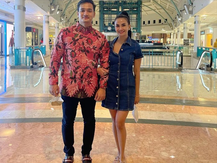 Vanessa Angel dan suami
