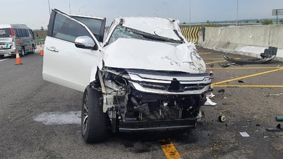 Mobil Vanessa Angel Ringsek Tabrakan di Tol Jombang
