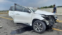 Kendaraan yang ditumpangi Vanessa dan keluarganya ringsek parah. Posisi kendaraan berada di bahu jalan tol. Dok. Dilantas Polda Jatim