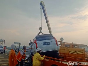 Mobil Vanessa Angel yang Kecelakaan di Tol Jombang Dievakuasi