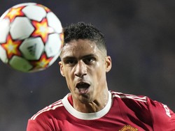 Terakhir ada Raphael Varane yang akhirnya bergabung ke Manchester United di musim panas ini, setelah ditebus dari Real Madrid. Namun sayangnya, bek tengah asal Prancis itu masih berkutat dengan cedera otot yang kambuhan. AP/Luca Bruno.