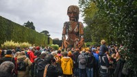 Storm didaulat sebagai boneka terbesar yang ada di Skotlandia, untuk mengoperasikannya dibutuhkan 10 tim atau awak.  Foto: Getty Images/Peter Summers