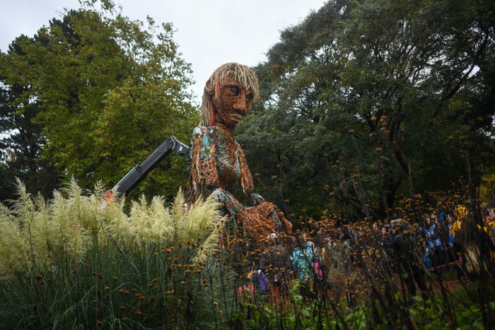 Wah! Boneka Raksasa dari Bahan Daur Ulang Ada di Skotlandia EDINBURGH, SCOTLAND - OCTOBER 30: Storm, a ten metre tall puppet made from recycled materials, is seen at the Royal Botanic Gardens on October 30, 2021 in Edinburgh, Scotland. At ten metres tall Storm is Scotland's largest puppet. She is made entirely from recycled materials and is operated by a crew of ten puppeteers. Storm was created by Vision Mechanics and has been touring the country encouraging people to celebrate the seas, care for the coastlines and empower us all to put the environment first. Today's appearance coincides with the build-up of the COP26 Climate summit that begins tomorrow (Sunday) in Glasgow. (Photo by Peter Summers/Getty Images)
