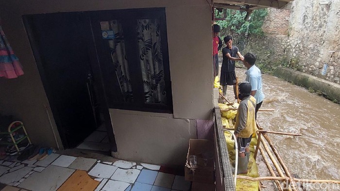 Warga ini tidak nyenyak tidur usai kirmir sungai ambrol