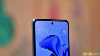 Bagian atasnya terdapat punch hole yang menjadi rumah bagi kamera selfie 16 MP. Foto: Adi Fida Rahman/detikINET