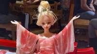 Penyajian makanan di restoran hot pot ini sangat kreatif. Lembaran daging segar dibuat menyerupai baju Barbie. Wah, bikin nggak tega makannya nih!