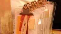 Charcuterie adalah daging yang telah diawetkan kemudian disajikan di atas papan kayu berukuran tertentu, namun charcuterie yang satu ini berbeda. Papannya adalah papan atau alas menulis yang biasa dipakai di kantor!