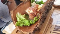 Scallop jadi favorit semua orang karena teksturnya yang lembut dan juicy, namun bagaimana kalau penyajiannya seperti ini? Scallop ditaruh di atas batang pohon.