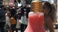 Bohlam rupanya jadi ide kreatif untuk menyajikan minuman. Salah satunya smoothies yang ditaruh di bohlam kaca ini.