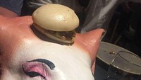 Pork sandwich ini mencuri perhatian karena wadah sajinya yang di luar dugaan. Benar-benar ditaruh di atas patung babi berukuran besar!