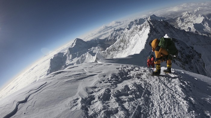 In this photo taken on May 17, 2018, mountaineers make their way to the summit of Mount Everest, as they ascend on the south face from Nepal. (Photo by Phunjo LAMA / AFP)