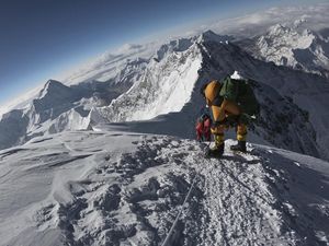 Pendaki yang Bersin di Everest Tinggalkan Jejak Kuman Beku, Apakah Berbahaya?
