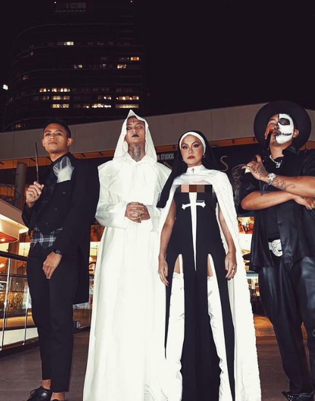 Agnez Mo semakin berani menunjukkan kemesraannya dengan sang kekasih Adam Rosyadi. Dalam penampilan terbarunya, Agnez menggunakan kostum ala biarawati. Foto: dok. Instagram/@agnezmo