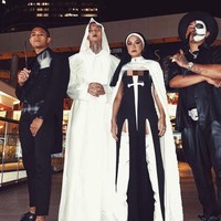 Agnez Mo semakin berani menunjukkan kemesraannya dengan sang kekasih Adam Rosyadi. Dalam penampilan terbarunya, Agnez menggunakan kostum ala biarawati. Foto: dok. Instagram/@agnezmo